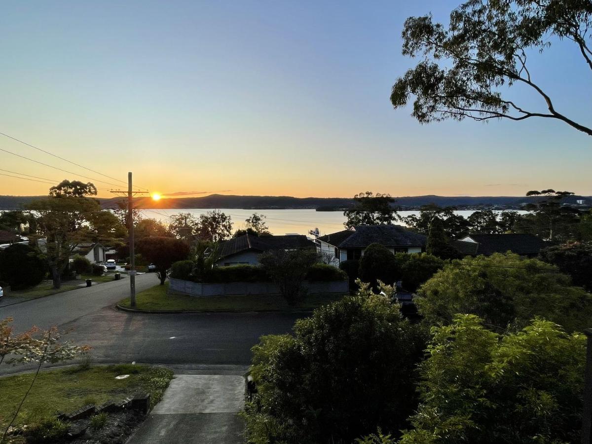 Spacious 4br Getaway With Panoramic Water & Mountain View Holiday home Green Point